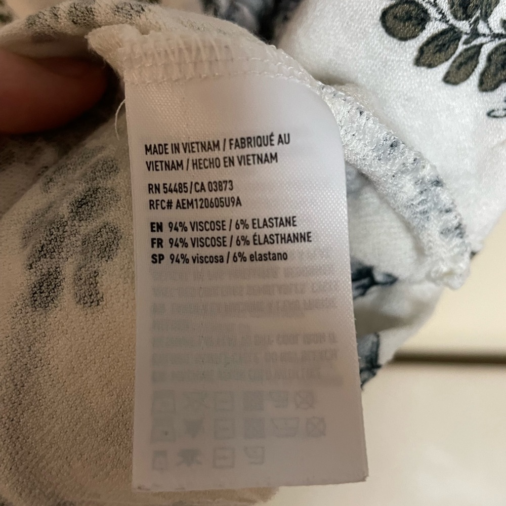 American Eagle tank top with a floral design. Size small - Picture 5 of 5